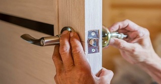 Установка и замена дверной ручки в Спасске-Дальнем от 279 руб. – Мастер24, монтаж фурнитуры, недорого